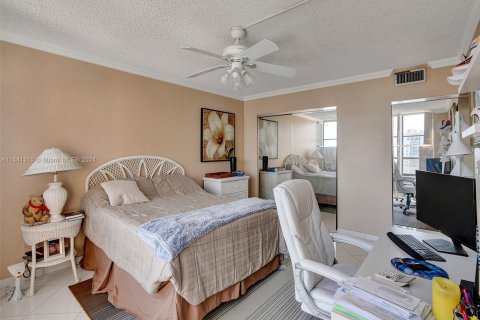 Condo in Hallandale Beach, Florida, 2 bedrooms  № 1035648 - photo 21