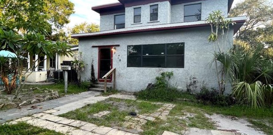 House in Saint Petersburg, Florida 4 bedrooms, 181.9 sq.m. № 1383179