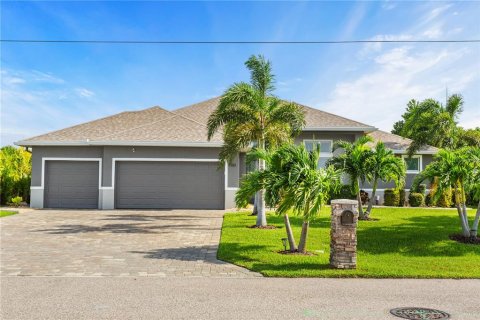 Villa ou maison à vendre à Cape Coral, Floride: 3 chambres, 222.69 m2 № 1383323 - photo 1