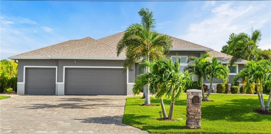 House in Cape Coral, Florida 3 bedrooms, 222.69 sq.m. № 1383323