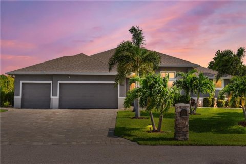 Villa ou maison à vendre à Cape Coral, Floride: 3 chambres, 222.69 m2 № 1383323 - photo 2