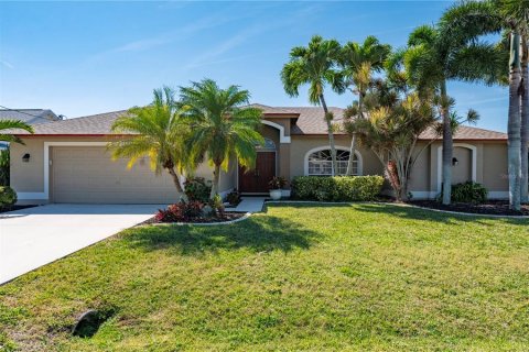 House in Cape Coral, Florida 4 bedrooms, 196.67 sq.m. № 1039765 - photo 1