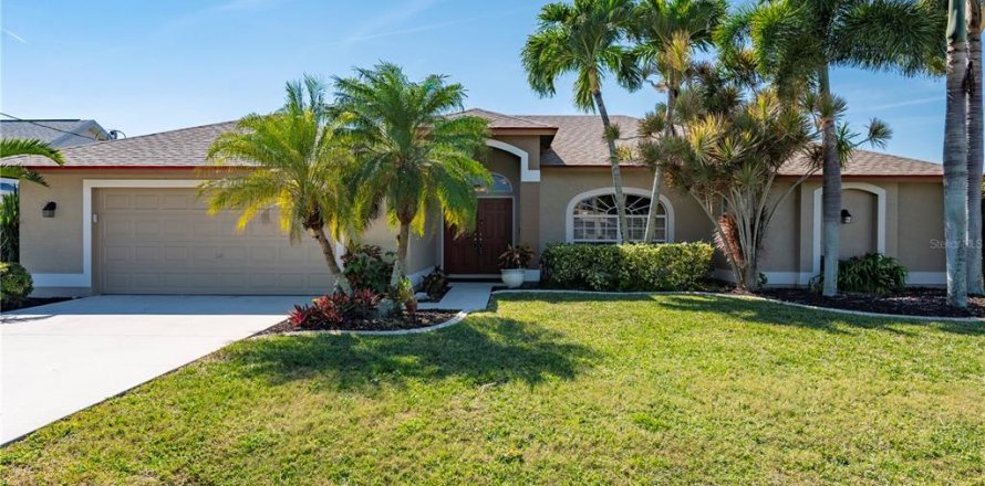 House in Cape Coral, Florida 4 bedrooms, 196.67 sq.m. № 1039765