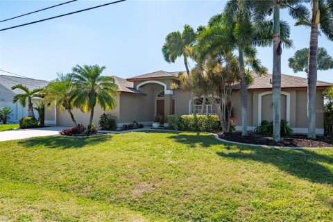 House in Cape Coral, Florida 4 bedrooms, 196.67 sq.m. № 1039765 - photo 9