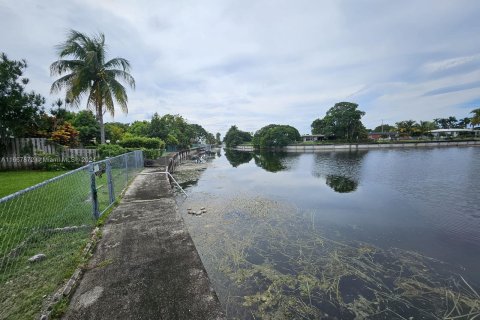 House in Margate, Florida 2 bedrooms, 117.15 sq.m. № 1402681 - photo 11