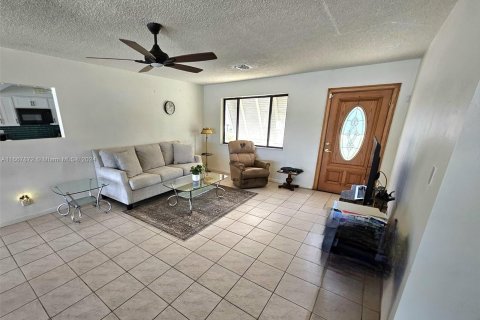 House in Margate, Florida 2 bedrooms, 117.15 sq.m. № 1402681 - photo 3