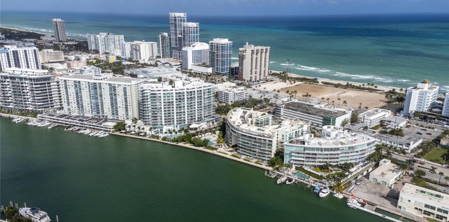 Condominio en Miami Beach, Florida, 2 dormitorios  № 1441682