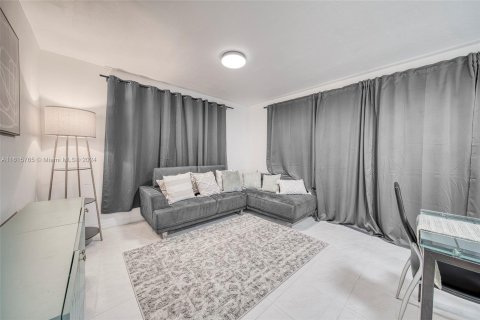 Condo in North Miami Beach, Florida, 1 bedroom  № 1237362 - photo 8