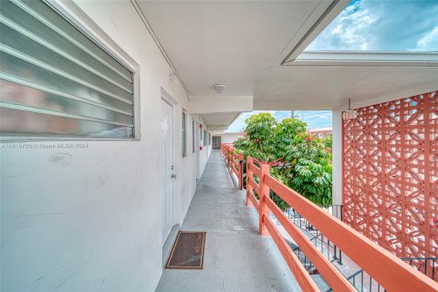 Condo in North Miami Beach, Florida, 1 bedroom  № 1237362 - photo 14