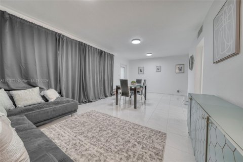 Condominio en venta en North Miami Beach, Florida, 1 dormitorio, 76.74 m2 № 1237362 - foto 12