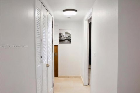 Condominio en venta en North Miami Beach, Florida, 1 dormitorio, 76.74 m2 № 1237362 - foto 5