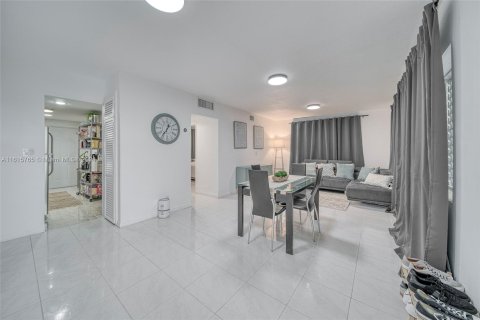 Condominio en venta en North Miami Beach, Florida, 1 dormitorio, 76.74 m2 № 1237362 - foto 13