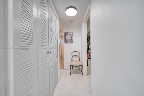 Condo in North Miami Beach, Florida, 1 bedroom  № 1237362 - photo 9