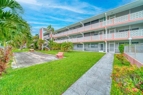 Condo in North Miami Beach, Florida, 1 bedroom  № 1237362 - photo 19