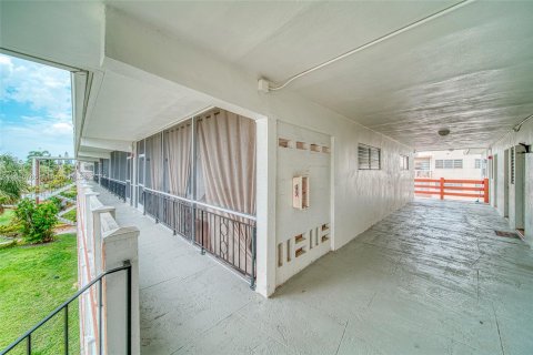 Condominio en venta en North Miami Beach, Florida, 1 dormitorio, 76.74 m2 № 1237362 - foto 17