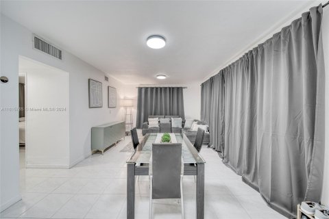 Condo in North Miami Beach, Florida, 1 bedroom  № 1237362 - photo 10