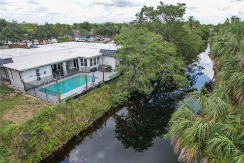 House in Margate, Florida 4 bedrooms, 287.35 sq.m. № 1207706 - photo 7