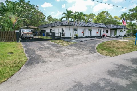 Villa ou maison à vendre à Margate, Floride: 4 chambres, 287.35 m2 № 1207706 - photo 11