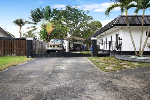 Villa ou maison à vendre à Margate, Floride: 4 chambres, 287.35 m2 № 1207706 - photo 10