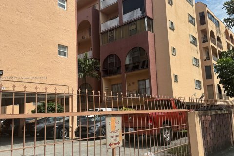 Condominio en venta en Hialeah, Florida, 1 dormitorio, 67.35 m2 № 1058696 - foto 2