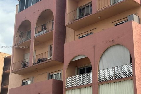 Condominio en venta en Hialeah, Florida, 1 dormitorio, 67.35 m2 № 1058696 - foto 1