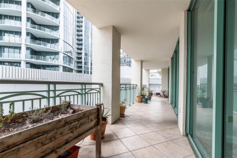 Condo in Miami, Florida, 2 bedrooms  № 1398012 - photo 25