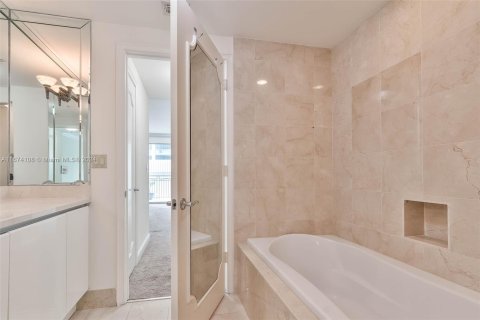 Condo in Miami, Florida, 2 bedrooms  № 1398012 - photo 24