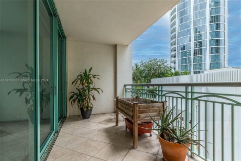 Condo in Miami, Florida, 2 bedrooms  № 1398012 - photo 26