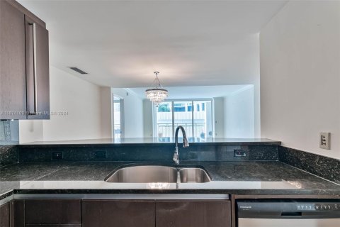 Condo in Miami, Florida, 2 bedrooms  № 1398012 - photo 6