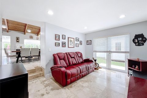 Casa en venta en Miami, Florida, 4 dormitorios, 240.62 m2 № 1400197 - foto 25