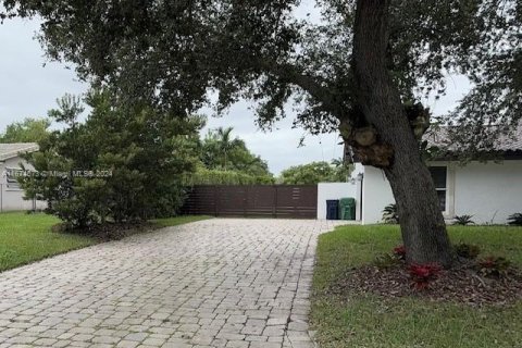 Casa en venta en Miami, Florida, 4 dormitorios, 240.62 m2 № 1400197 - foto 2