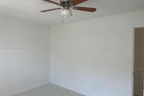 Condo in Hallandale Beach, Florida, 2 bedrooms  № 1400195 - photo 9