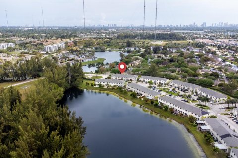 Touwnhouse à vendre à Miami Gardens, Floride: 4 chambres, 148.83 m2 № 1058747 - photo 2