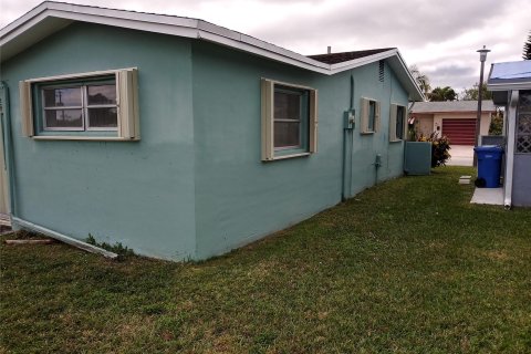 House in Margate, Florida 2 bedrooms, 98.57 sq.m. № 1024298 - photo 9