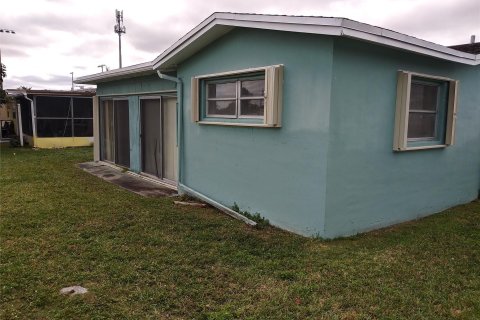 House in Margate, Florida 2 bedrooms, 98.57 sq.m. № 1024298 - photo 8