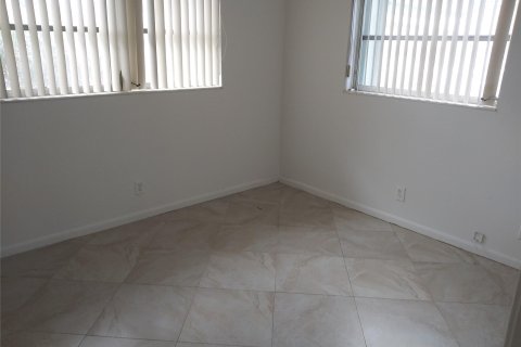 House in Margate, Florida 2 bedrooms, 98.57 sq.m. № 1024298 - photo 15