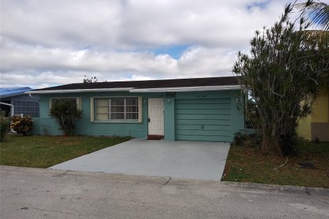 House in Margate, Florida 2 bedrooms, 98.57 sq.m. № 1024298 - photo 26