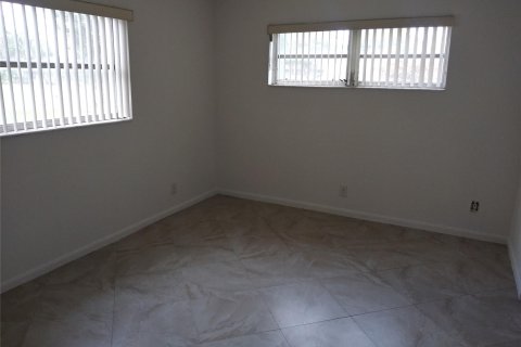 House in Margate, Florida 2 bedrooms, 98.57 sq.m. № 1024298 - photo 13