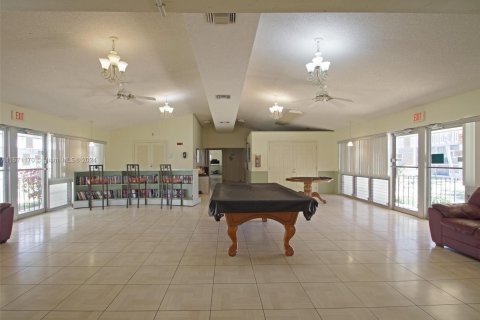 Condo in Hallandale Beach, Florida, 2 bedrooms  № 1391646 - photo 25