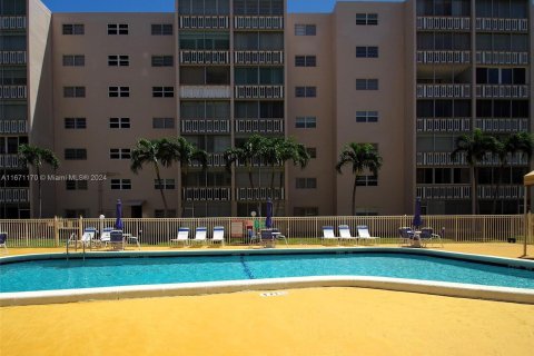 Condo in Hallandale Beach, Florida, 2 bedrooms  № 1391646 - photo 24