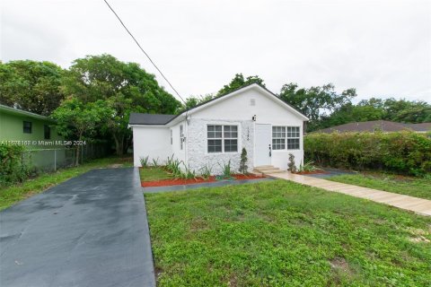 Villa ou maison à vendre à Miami, Floride: 4 chambres, 144.83 m2 № 1391645 - photo 1