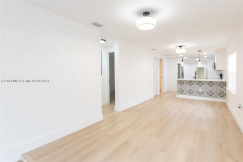 Casa en venta en Miami, Florida, 4 dormitorios, 144.83 m2 № 1391645 - foto 3