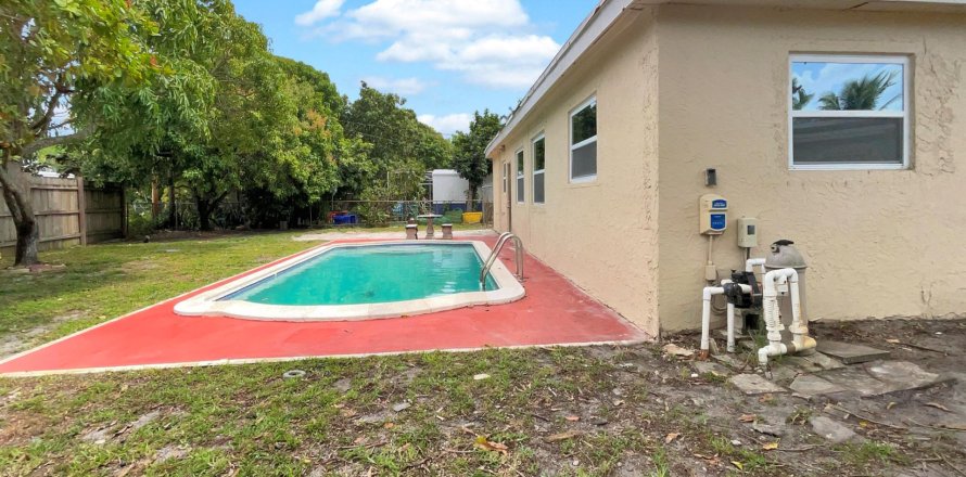 House in Lauderdale Lakes, Florida 3 bedrooms, 145.21 sq.m. № 1074664