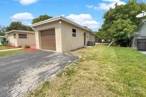 House in Lauderdale Lakes, Florida 3 bedrooms, 145.21 sq.m. № 1074664 - photo 2