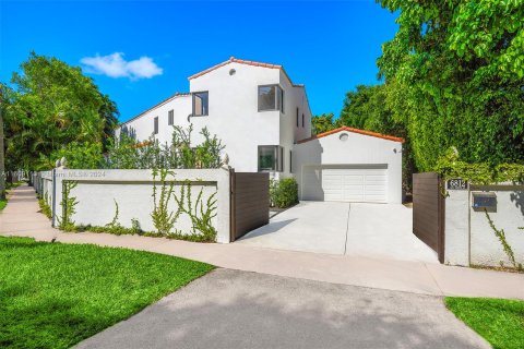 Villa ou maison à vendre à Coral Gables, Floride: 4 chambres, 357.4 m2 № 1231717 - photo 1