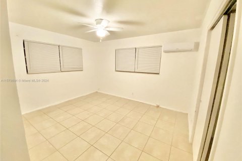Commercial property in Hallandale Beach, Florida 149.39 sq.m. № 1162663 - photo 11
