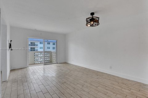 Condominio en venta en Hollywood, Florida, 1 dormitorio, 73.11 m2 № 1162760 - foto 16