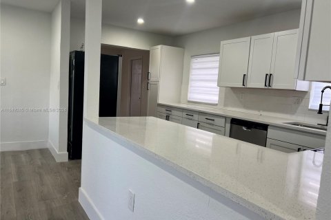 Casa en venta en Miami Gardens, Florida, 3 dormitorios, 113.62 m2 № 1332881 - foto 7