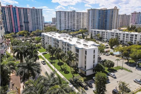 Condo in Sunny Isles Beach, Florida, 1 bedroom  № 1332926 - photo 10