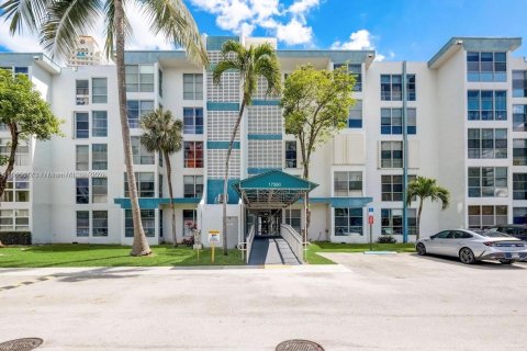 Condo in Sunny Isles Beach, Florida, 1 bedroom  № 1332926 - photo 1